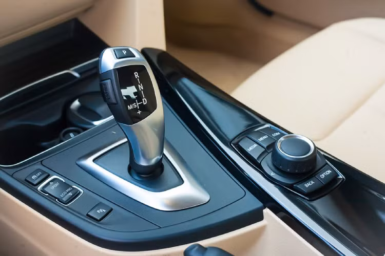 Ghế lái chỉnh điện 8 hướng + nhớ 2 vị trí, trong khi ghế phụ được chỉnh điện.