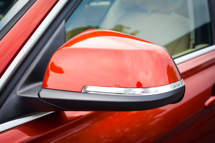 BMW 320i (F30) sử dụng động cơ 4 xy-lanh thẳng hàng dung tích 2.0L (1.998cc) tăng áp cổng nạp kép công nghệ BMW TwinPower cho công suất tối đa 184 mã lực tại vòng tua máy từ 5.000 – 6.000 vòng/phút và mô-men xoắn cực đại đạt 290Nm đạt được từ vòng tua máy 1.350 – 4.250 vòng/phút.