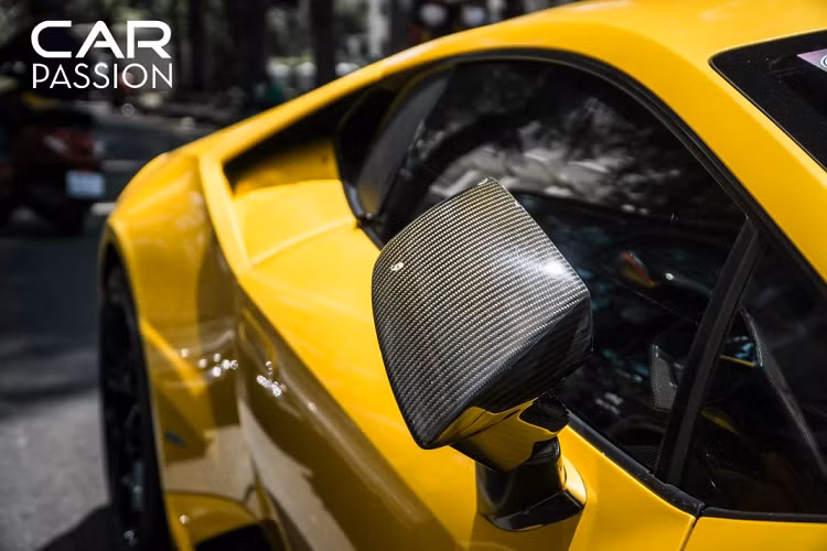 Với sức mạnh này, Huracan LP610-4 có thể tăng tốc 0-100 km/h trong 3,2 giây và đạt vận tốc tối đa 330 km/h. Lamborghini cung cấp cho Huracan ba chế độ lái Strada (Đường phố), Sport (thể thao) và Corsa (đua). Mỗi chế độ sẽ tối ưu hóa hệ thống truyền động của từng cầu xe, độ đầm của vô-lăng và phân phối lực kéo tới từng bánh xe.