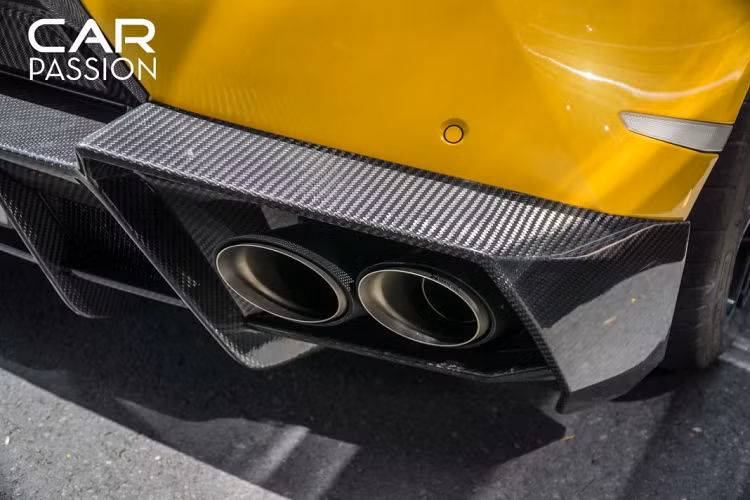 Trong khi đó, nắp máy phía trên vẫn có thiết kế giống nắp máy bằng composite của Lamborghini, chỉ khác về mặt vật liệu. Không chỉ bên ngoài, xe cũng được nâng cấp với hệ thống ống xe hiệu năng cao đến từ Frequency Intelligent (Fi Exhaust) giúp tăng nhẹ công suất của xe.