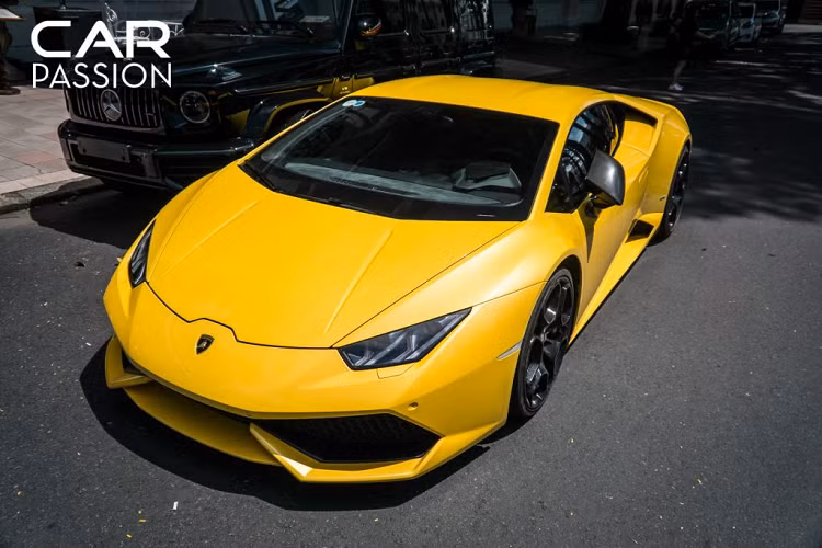  Siêu xe Lamborghini Huracan này là một trong những chiếc Huracan đầu tiên về Việt Nam vào năm 2015. Trước đây, chiếc xe từng định cư tại TP HCM với biển số đẹp 68888 trước khi được bán về Nha Trang vào giữa năm ngoái.