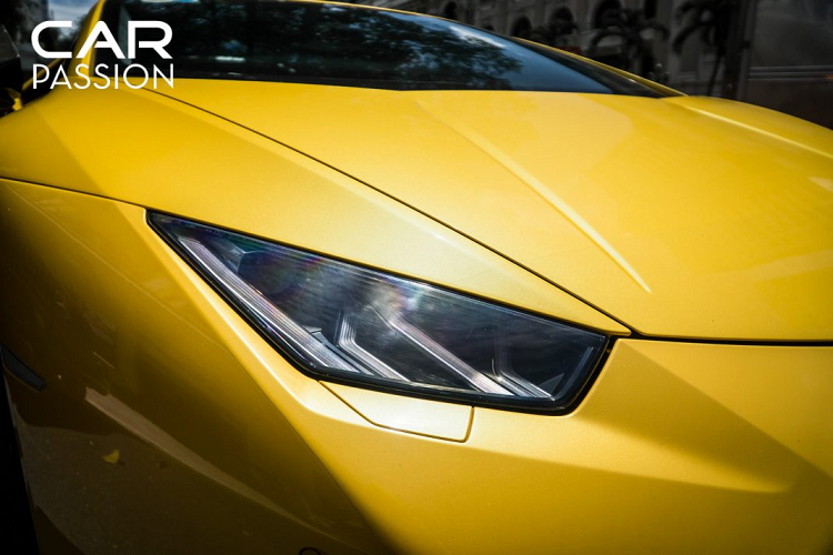 Về nước vào tháng 8 năm 2015, đây là chiếc Lamborghini Huracan LP610-4 thứ ba có mặt tại Việt Nam ở thời điểm đó và là chiếc đầu tiên với màu sơn vàng (Giallo Midas). Xe từng được nâng cấp với gói độ được làm bằng sợi carbon đến từ Mansory.