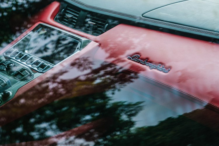 Phần đuôi được thiết kế lại với nhiều khoảng trống hơn giúp tăng khả năng vận hành của chiếc xe. Chiếc xe sở hữu bộ mâm 5 chấu kép có kích thước 20 inches được sơn đen bóng, tương tự trên phiên bản 50th thực thụ. Ngoài ra, chiếc xe được phối một vài chi tiết màu đỏ nổi bận “tone sur tone” với màu nội thất như cùm phanh hay logo sau.