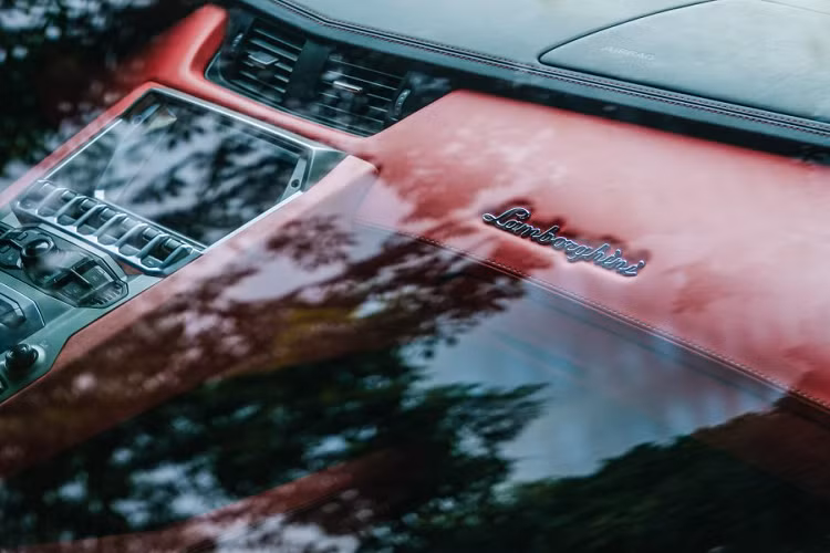 Phần đuôi được thiết kế lại với nhiều khoảng trống hơn giúp tăng khả năng vận hành của chiếc xe. Chiếc xe sở hữu bộ mâm 5 chấu kép có kích thước 20 inches được sơn đen bóng, tương tự trên phiên bản 50th thực thụ. Ngoài ra, chiếc xe được phối một vài chi tiết màu đỏ nổi bận “tone sur tone” với màu nội thất như cùm phanh hay logo sau.