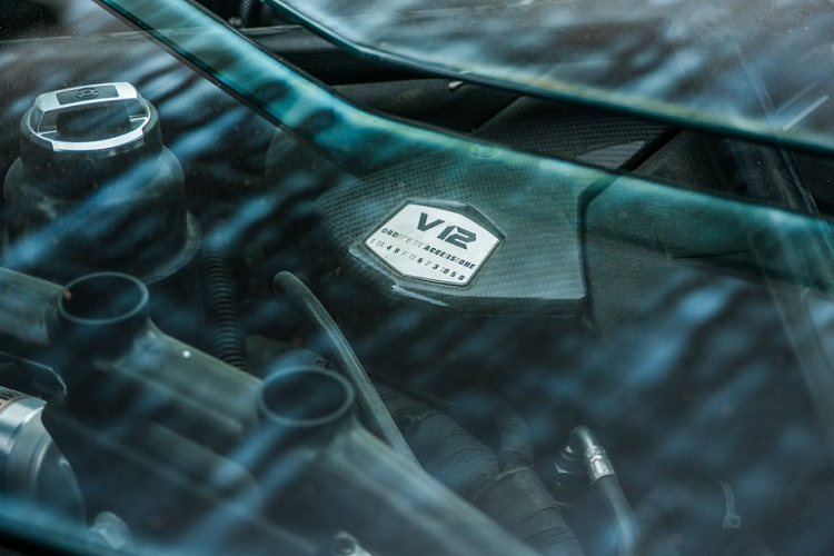 Aventador mang trên mình thiết kế góc cạnh, mạnh mẽ thay cho nét “mềm” của đàn anh Murcielago. Thừa hưởng thiết kế cửa cắt kéo kèm với những đường nét có phần góc cạnh, Aventador hầm hố hơn rất nhiều so với mẫu xe Huracan cấp dưới. Trên phiên bản 50th anniversario, phần cản trước của xe được thiết kế lại với các hốc tản nhiệt liền mạch và rộng hơn thay vì bản coupe.