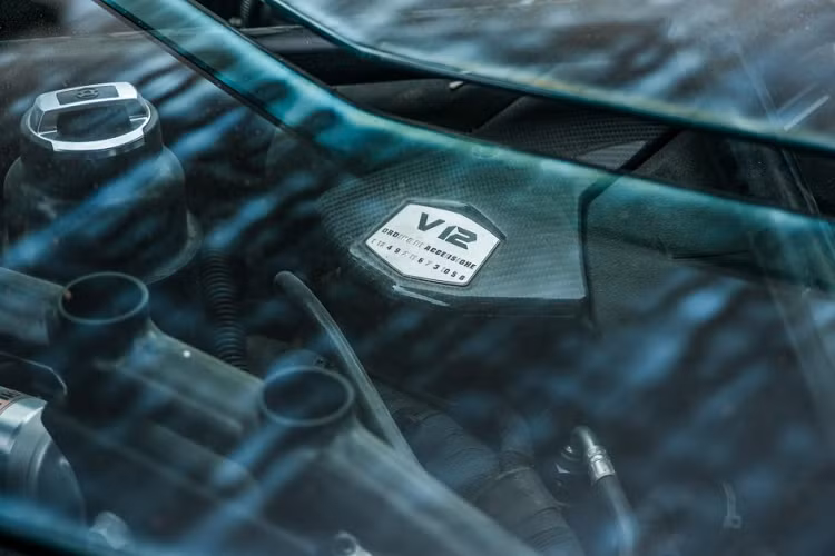 Aventador mang trên mình thiết kế góc cạnh, mạnh mẽ thay cho nét “mềm” của đàn anh Murcielago. Thừa hưởng thiết kế cửa cắt kéo kèm với những đường nét có phần góc cạnh, Aventador hầm hố hơn rất nhiều so với mẫu xe Huracan cấp dưới. Trên phiên bản 50th anniversario, phần cản trước của xe được thiết kế lại với các hốc tản nhiệt liền mạch và rộng hơn thay vì bản coupe.