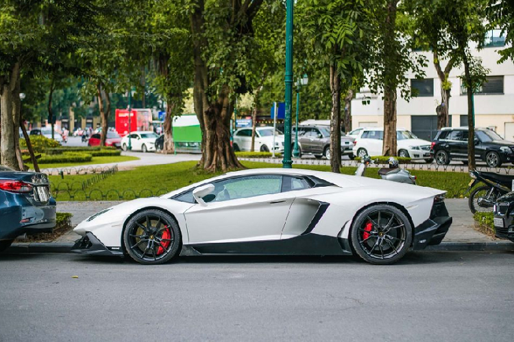 Để phù hợp với truyền thống của Lamborghini, Aventador được đặt tên theo một con bò tót chiến đấu. Aventador (phát âm [aβentaˈðoɾ]) là một con bò đã chiến đấu đặc biệt thành công trong sàn đấu của Zaragoza, Tây Ban Nha vào năm 1993. Con bò đực với cái tên Aventador được đặt tên sau khi giành được danh hiệu Trofeo de la Peña La Madroñera vì sự dũng cảm của nó trên đấu trường.