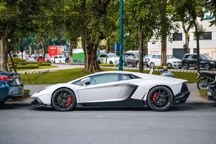 Để phù hợp với truyền thống của Lamborghini, Aventador được đặt tên theo một con bò tót chiến đấu. Aventador (phát âm [aβentaˈðoɾ]) là một con bò đã chiến đấu đặc biệt thành công trong sàn đấu của Zaragoza, Tây Ban Nha vào năm 1993. Con bò đực với cái tên Aventador được đặt tên sau khi giành được danh hiệu Trofeo de la Peña La Madroñera vì sự dũng cảm của nó trên đấu trường.