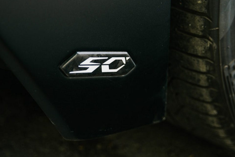 Aventador LP700-4 được trang bị động cơ V12 6.5 lít sản sinh công suât lên tới 700 mã lực. Chiếc xe có thể tăng tốc từ 0-100km/h trong vòng 2,9 giây, đồng thời đạt tốc độ tối đa lên tới 349km/h.