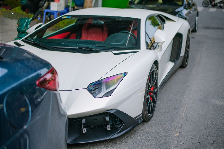Những chiếc Aventador ở Việt Nam luôn trở thành tâm điểm mỗi khi xuất hiện trên đường. Ngoài những phiên bản nâng cấp, Việt Nam còn có chiếc Lamborghini Aventador được nâng cấp gói độ Liberty Walk giới hạn 50 bộ trên toàn thế giới, chiếc Lamborghini Aventador Roadster được lên gói độ Novitec,…