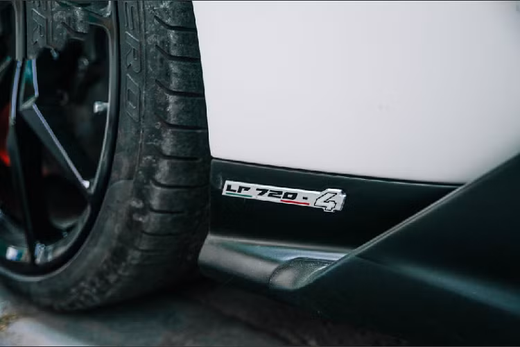 Sau 8 năm ra mắt, Aventador đã được phát triển tới 7 phiên bản cùng những phiên bản phát triển dựa trên nền tảng Aventador như Lamborghini Veneno, Lamborghini Centenario, Aventador J. Aventador thu hút được khá nhiều người kể cả những người không quá đam mê xe.