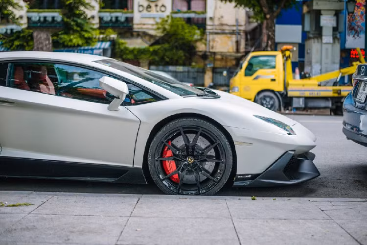 Về ngoại hình, Lamborghini Aventador LP700-4 màu Bianco Canopus được trang bị một bộ kit nâng cấp bao gồm cản trước sau, lip hông 2 bên. Bộ kit nâng cấp này đem lại vẻ tương đồng với phiên bản 50th anniversario của Aventador. Đối với phiên bản 50th, phiên bản được ra đời vào năm 2013 nhằm hướng tới lễ kỉ niệm 50 năm ngày thành lập thương hiệu Lamborghini. Chỉ có 200 chiếc được sản xuất chia đều cho 2 phiên bản coupe và roadster.