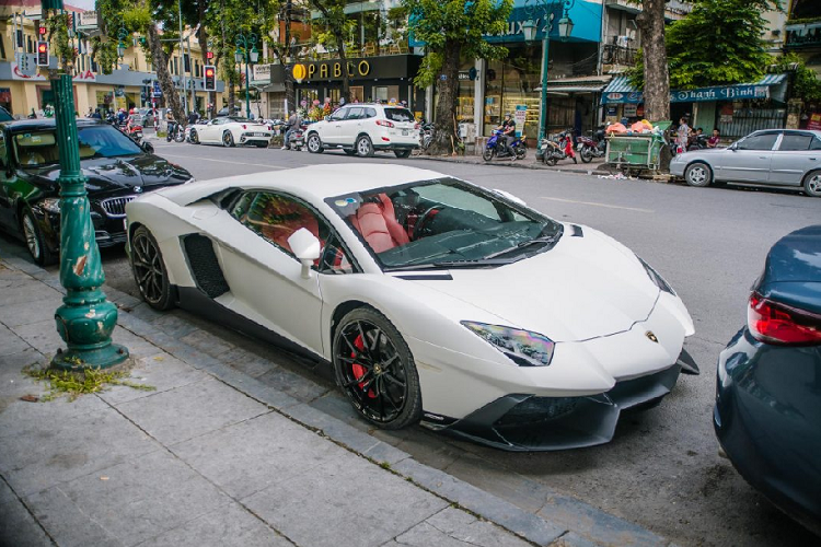 Ra mắt vào năm 2011, mẫu siêu xe Lamborghini Aventador là một tượng đài vững chắc trong giới siêu xe. Với công suất lên tới 700 mã lực cho phiên bản tiêu chuẩn, Aventador trở thành mơ ước của hàng triệu người mê xe. Lamborghini Aventador sở hữu thiết kế góc cạnh cùng cửa cắt kéo khiến chiếc xe trở nên hầm hố.
