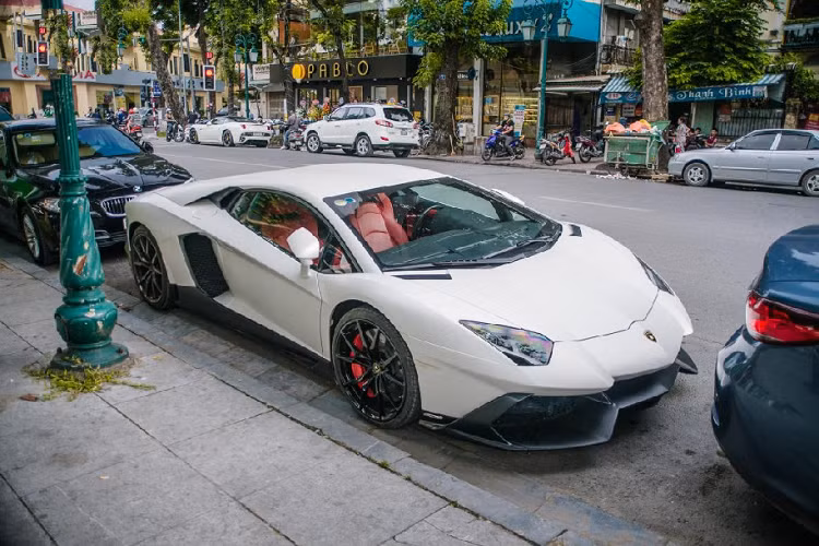 Ra mắt vào năm 2011, mẫu siêu xe Lamborghini Aventador là một tượng đài vững chắc trong giới siêu xe. Với công suất lên tới 700 mã lực cho phiên bản tiêu chuẩn, Aventador trở thành mơ ước của hàng triệu người mê xe. Lamborghini Aventador sở hữu thiết kế góc cạnh cùng cửa cắt kéo khiến chiếc xe trở nên hầm hố.