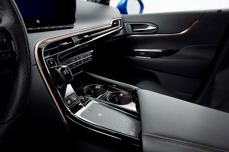 Mirai thế hệ thứ hai không chỉ là một chiếc xe thân thiện với môi trường mà còn đánh dấu một giai đoạn phát triển mới của công nghệ pin nhiên liệu. Mirai thế hệ tiếp theo có hệ thống pin nhiên liệu được thiết kế lại hoàn toàn, bao gồm cả ngăn chứa pin nhiên liệu, mang lại hiệu suất cải thiện đáng kể.