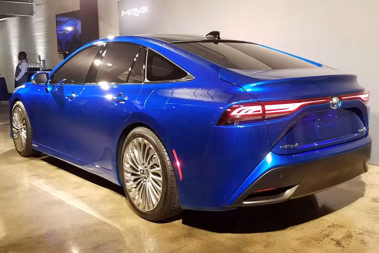 Hãng xe Nhật cũng đã thiết kế từ đầu toàn bộ hệ truyền động của mẫu xe ôtô điện Toyota Mirai, bao gồm cả pin nhiên liệu hydro, nền tảng mô-đun mới nhất của Toyota giúp gia tăng sự cứng cáp cho thân xe Mirai Concept, góp phần tăng độ linh hoạt, phản ứng nhanh hơn và trọng tâm được hạ thấp hơn giúp tăng khả năng xử lý nhanh nhạy.