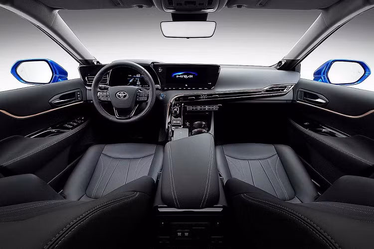 Sự thay đổi chóng mặt này đến từ việc Toyota Mirai thể hệ mới được phát triển trên nền tảng TNGA dẫn động cầu sau mới của Toyota. Mirai Concept có kích thước dài x rộng x cao lần lượt là 4.975 x 1.885 x 1.470 mm, trục cơ sở dài 2.920 mm. Xe sử dụng hệ dẫn động cầu sau.