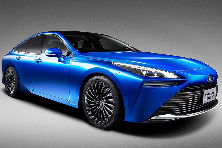 Bây giờ nhìn mẫu xe Toyota Mirai 2020, chắc chắn bạn sẽ không nghĩ đây là một mẫu xe "xanh" buồn tẻ hay xe chạy bằng pin nhiên liệu FCEV. Chiếc xe mang phong cách thiết kế mới, có hơi hướng giống những chiếc xe thể thao của Toyota hay Lexus.