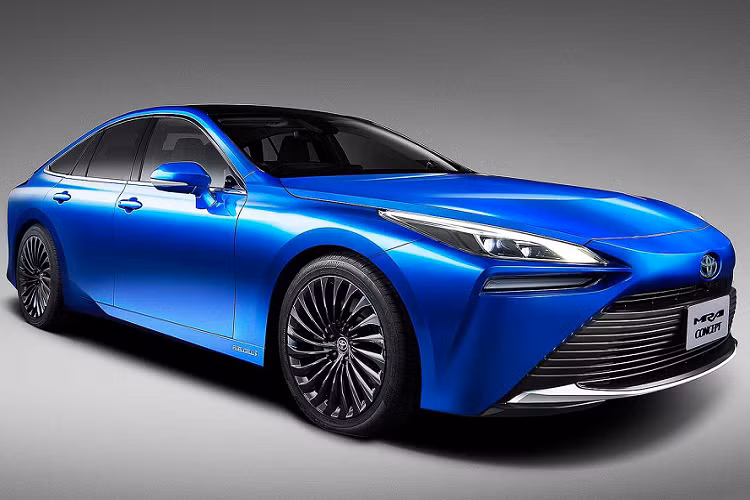 Bây giờ nhìn mẫu xe Toyota Mirai 2020, chắc chắn bạn sẽ không nghĩ đây là một mẫu xe "xanh" buồn tẻ hay xe chạy bằng pin nhiên liệu FCEV. Chiếc xe mang phong cách thiết kế mới, có hơi hướng giống những chiếc xe thể thao của Toyota hay Lexus.