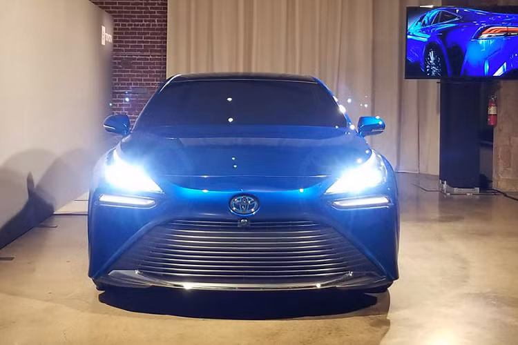 Ngoài ra, các cải tiến đối với hệ thống pin nhiên liệu vượt ra ngoài phạm vi để cung cấp phản ứng tuyến tính, mượt mà khi di chuyển, tạo sự thống nhất, hài hòa giữa việc điều khiển của người lái và gia tốc của xe. Khả năng xử lý dễ dàng trên những con đường quanh co hay khi lái xe trên đường cao tốc, mang lại cảm giác hứng khởi cho người lái ở mọi tốc độ.