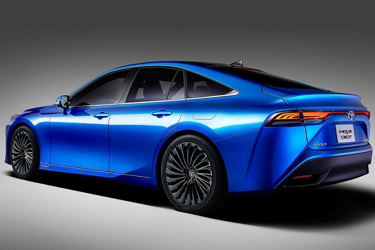 Lưới tản nhiệt (giả) cực lớn, cặp đèn sắc sảo với đèn mí vuốt dài, bộ mâm lớn và đa chấu như xe sang... Mẫu xe mang màu sơn mới được Toyota phát triển (Force Blue Multiple Layers), sử dụng các lớp sơn màu để đạt được chiều sâu và độ sáng hoàn hảo