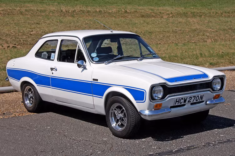 Ford Escort là một chiếc xe gia đình nhỏ hơn Ford Cortina và có một được thiết kế theo công thức khá đơn gỉan. Xe trang bị một động cơ 4 xy lanh ở phía trước và dẫn động cầu sau. Chiếc xe không hề đắt tiền, dễ lái, kiểu dáng lấy cảm hứng từ xe Mỹ và được bán với số lượng lên tới hàng triệu chiếc.