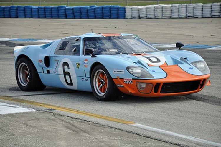 Ford GT40 là một trong những chiếc xe tốt nhất của Vương quốc Anh. Đây là chiếc xe Mỹ đầu tiên chiến thắng tại Le Mans và khiến Enzo Ferrari chú ý đến Ford khi sử dụng đội ngũ kĩ thuật là người Anh. Chiếc xe được đưa vào sản xuất và đã có 1 năm đầu tiên không suôn sẻ, chỉ tới khi Carroll Shelby tới và làm lại những chiếc xe trong 1 liên minh Anh - Mỹ rất lâu về sau này, giúp Henry Ford II dành được chiến thắng Le Mans đầu tiên và lịch sử được mở ra.