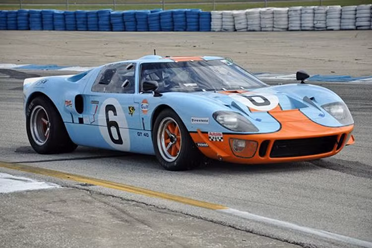 Ford GT40 là một trong những chiếc xe tốt nhất của Vương quốc Anh. Đây là chiếc xe Mỹ đầu tiên chiến thắng tại Le Mans và khiến Enzo Ferrari chú ý đến Ford khi sử dụng đội ngũ kĩ thuật là người Anh. Chiếc xe được đưa vào sản xuất và đã có 1 năm đầu tiên không suôn sẻ, chỉ tới khi Carroll Shelby tới và làm lại những chiếc xe trong 1 liên minh Anh - Mỹ rất lâu về sau này, giúp Henry Ford II dành được chiến thắng Le Mans đầu tiên và lịch sử được mở ra.