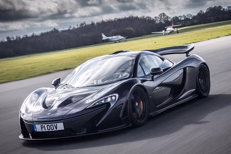 Cuộc đua siêu xe hybrid thế hệ đầu tiên bao gồm Ferrari LaFerrari, Porsche 918 Spyder và McLaren P1. McLaren đã gây choáng với thế giới siêu xe khi thiết kế ra một chiếc siêu xe sở hữu đông V8 3.8L kết hợp động cơ điện cho công suất lên tới 904 mã lực. Tất cả 375 xe đã được mua hết nhanh chóng và đánh dấu sự trở lại của McLaren là một trong những nhà sản xuất siêu xe hàng đầu thế kỉ 21.