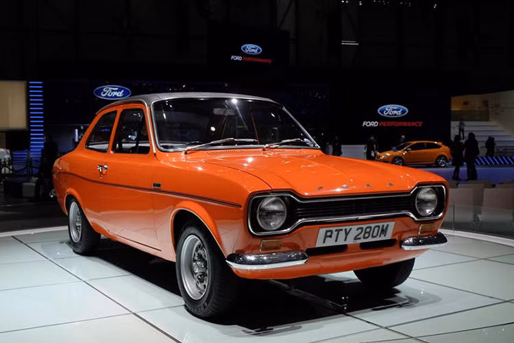 Escort cũng giống như Mini, như một vũ khí bí mật và tất cả những gì chiếc xe cần chỉ là tăng công suất động cơ, nâng cấp hệ thống treo để biến chiếc xe thành xe đua. Ford đã thành đáng kinh ngạc với những phiên bản xe đua thể thao rally Escort sau này như Ford Mexico hay RS2000.