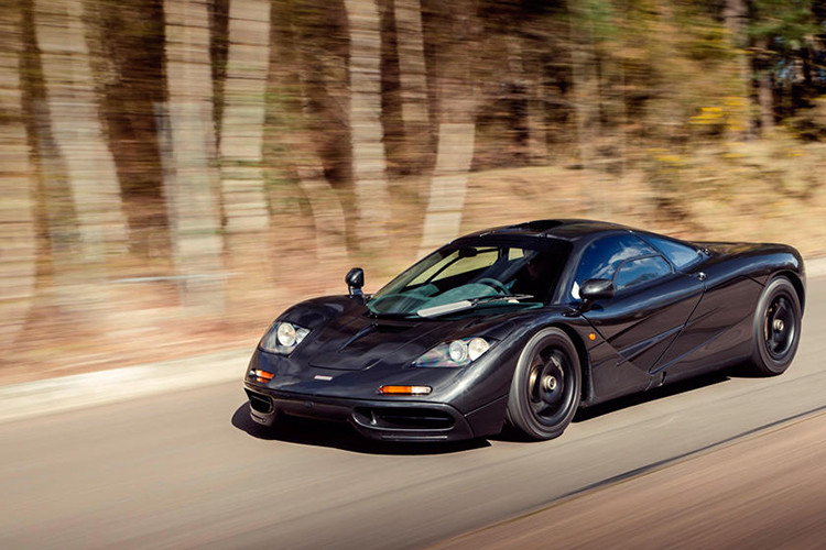 Với việc Gordan Murray là trưởng thiết kế đi kèm sự hỗ trợ từ Ron Dennis và động cơ từ BMW, McLaren đã thiết kế một siêu xe cực nhanh thuần khiết, sử dụng các vật liệu đắt đỏ nhất. Ngay cả động cơ V12 của BMW đặt giữa, chiếc xe cũng chỉ nặng hơn 1 tấn và phá vỡ kỉ lục tốc độ lên tới 390 km/h vào đầu những năm 1990.