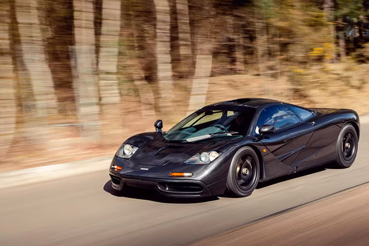 Với việc Gordan Murray là trưởng thiết kế đi kèm sự hỗ trợ từ Ron Dennis và động cơ từ BMW, McLaren đã thiết kế một siêu xe cực nhanh thuần khiết, sử dụng các vật liệu đắt đỏ nhất. Ngay cả động cơ V12 của BMW đặt giữa, chiếc xe cũng chỉ nặng hơn 1 tấn và phá vỡ kỉ lục tốc độ lên tới 390 km/h vào đầu những năm 1990.