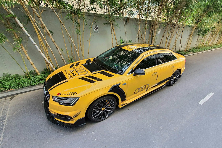 Cùng với bộ mâm nhiều nan 19 inch khá giống siêu xe Audi R8 và nẹp ốp hai bên dè trước, chiếc sedan hạng sang cỡ trung Audi A4 S-Line độ của người chơi xe Nha Trang đã có một diện mạo mới mẻ, đậm chất thể thao và không "đụng hàng".