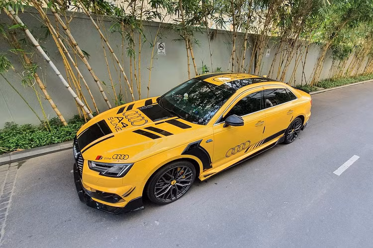 Cùng với bộ mâm nhiều nan 19 inch khá giống siêu xe Audi R8 và nẹp ốp hai bên dè trước, chiếc sedan hạng sang cỡ trung Audi A4 S-Line độ của người chơi xe Nha Trang đã có một diện mạo mới mẻ, đậm chất thể thao và không "đụng hàng".
