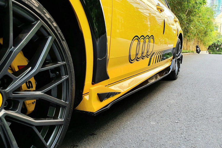 Ngay từ cái nhìn đầu tiên, bản độ này đã gây chú ý với bất kỳ ai bởi thân xe sơn màu vàng tươi bắt mắt, đồng thời được trang trí bằng những dải decal và tem dán màu đen tương phản. Tuy nhiên với dân chơi xe, điểm nhấn đáng chú ý nhất của chiếc A4 độ này đó là bộ bodykit.