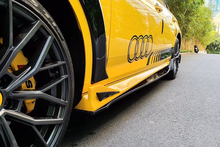 Ngay từ cái nhìn đầu tiên, bản độ này đã gây chú ý với bất kỳ ai bởi thân xe sơn màu vàng tươi bắt mắt, đồng thời được trang trí bằng những dải decal và tem dán màu đen tương phản. Tuy nhiên với dân chơi xe, điểm nhấn đáng chú ý nhất của chiếc A4 độ này đó là bộ bodykit.