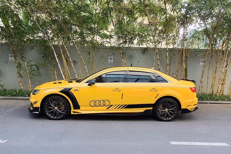 Nằm bên dưới cản hậu còn có thêm một cánh gió bằng sợi carbon của hãng Karbel.