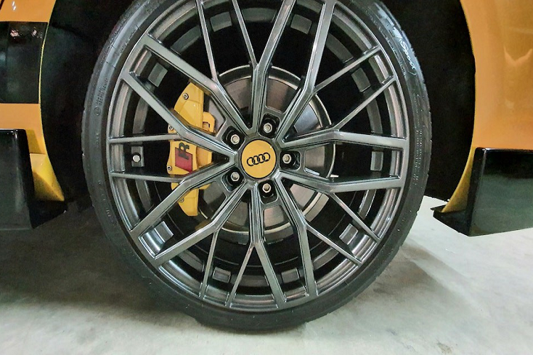 Ở phía trước, bộ cản nguyên bản của chiếc A4 S-Line đã được thay thế bằng loại góc cạnh hơn, làm theo mẫu của phiên bản hiệu năng cao RS 4 Avant. Chỉ riêng thiết kế cản mới đã khiến cho chiếc xe trông "ngầu" hơn nhiều so với nguyên bản, tuy nhiên chủ xe còn độ thêm các cánh và vây gió khí động học trên bộ cản này.