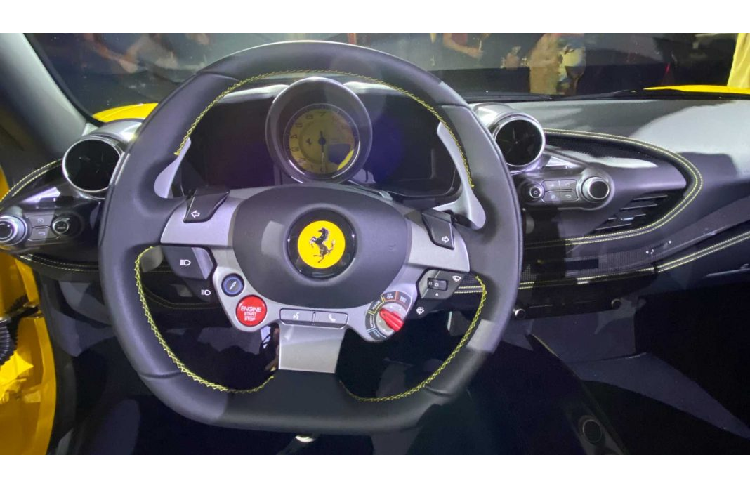 Như những chiếc xe mui xếp khác của Ferrari, F8 Spider có thể đóng / mở mui bằng điện trong khoảng thời gian 14 giây ở tốc độ tối đa 50 km/h. Việc thêm vào phần mui xếp chạy điện khiến chiếc Ferarri F8 Spider nặng hơn biến thể mui cứng F8 Tributo 70 kg. Tuy nhiên, FF8 Spider vẫn nhẹ hơn người tiền nhiệm 488 Spider 20 kg.