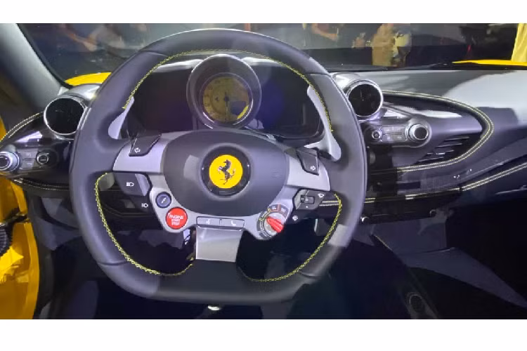 Như những chiếc xe mui xếp khác của Ferrari, F8 Spider có thể đóng / mở mui bằng điện trong khoảng thời gian 14 giây ở tốc độ tối đa 50 km/h. Việc thêm vào phần mui xếp chạy điện khiến chiếc Ferarri F8 Spider nặng hơn biến thể mui cứng F8 Tributo 70 kg. Tuy nhiên, FF8 Spider vẫn nhẹ hơn người tiền nhiệm 488 Spider 20 kg.