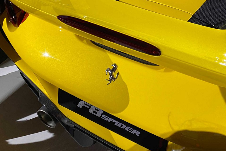 Sức mạnh này được truyền đến bánh sau thông qua hộp số ly hợp kép 7 cấp, cho phép F8 Spider tăng tốc 0-100 km/h trong 2,9 giây, 0-200 km/h trong 8,2 giây và đạt tốc độ tối đa 340 km/h.