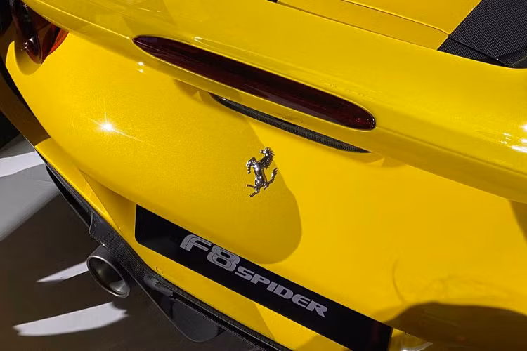 Sức mạnh này được truyền đến bánh sau thông qua hộp số ly hợp kép 7 cấp, cho phép F8 Spider tăng tốc 0-100 km/h trong 2,9 giây, 0-200 km/h trong 8,2 giây và đạt tốc độ tối đa 340 km/h.