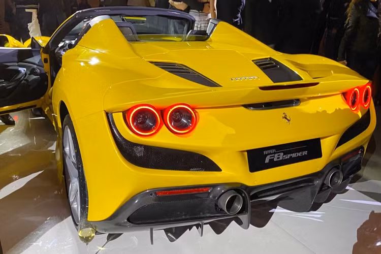 Bên trong, khoang lái của chiếc siêu xe Ferrari F8 Spider mui xếp này được bọc da màu đen, kết hợp cùng da lộn Alcantara.Chỉ khâu tương phản được sử dụng màu vàng, được khâu khắp tại các viền táp-lô, vô-lăng và ghế. Vô-lăng ba chấu thể thao được nâng cấp so với Ferrari 488 trước đây, giống với vô-lăng của Ferrari 812 Superfast.