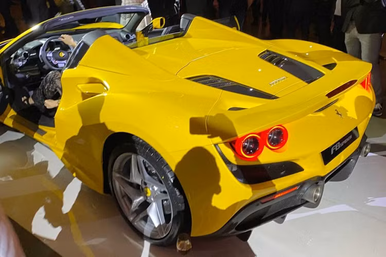 Xe vẫn sử dụng động cơ V8 tăng áp kép mạnh mẽ nhất mà hãng từng sản xuất. Động cơ này có dung tích 3.9 lít, sản sinh công suất cực đại 720 mã lực và mô-men xoắn cực đại 770 Nm.