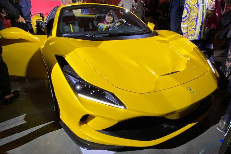 Những chi tiết như khuếch tán, nắp động cơ đều được làm bằng sợi carbon. Xe được trang bị bộ mâm năm chấu xoáy đặc trưng, bộ mâm lần đầu được ra mắt trên F8 Tributo vào hồi đầu năm nay.