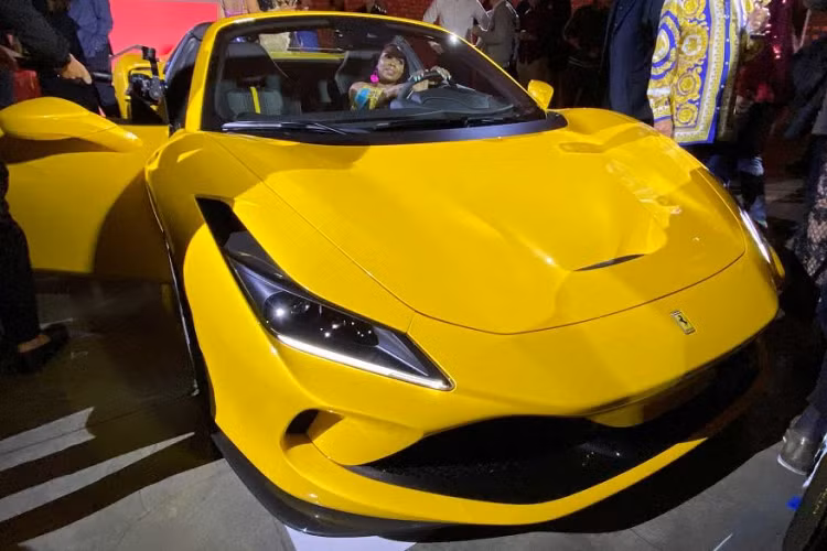 Những chi tiết như khuếch tán, nắp động cơ đều được làm bằng sợi carbon. Xe được trang bị bộ mâm năm chấu xoáy đặc trưng, bộ mâm lần đầu được ra mắt trên F8 Tributo vào hồi đầu năm nay.