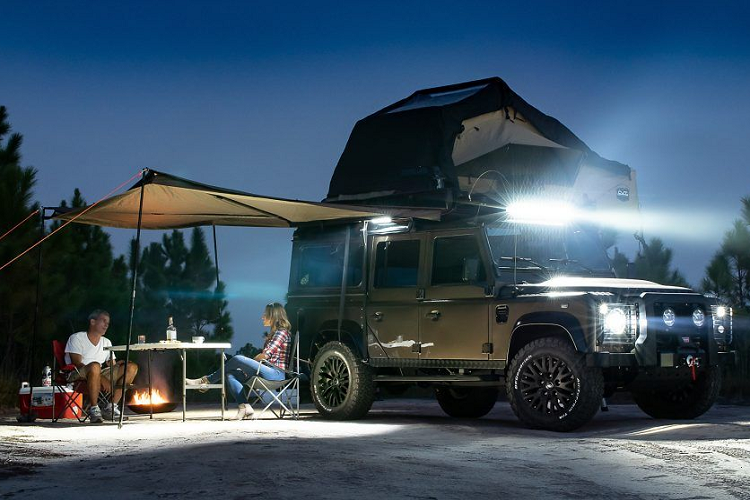 Chiếc xe này cũng sở hữu bộ ống xả Borla, phanh hiệu suất cao, bộ vành 18 inch hiệu Kahn, lốp đặc chủng 265/65 BFoodrich và hệ thống treo khí nén. Chỉ nhiêu đó thôi có lẽ cũng đủ khiến các dân phượt cảm thấy an tâm trong những hành trình khám phá những miền đất mới.