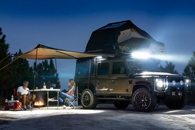 Chiếc xe này cũng sở hữu bộ ống xả Borla, phanh hiệu suất cao, bộ vành 18 inch hiệu Kahn, lốp đặc chủng 265/65 BFoodrich và hệ thống treo khí nén. Chỉ nhiêu đó thôi có lẽ cũng đủ khiến các dân phượt cảm thấy an tâm trong những hành trình khám phá những miền đất mới.