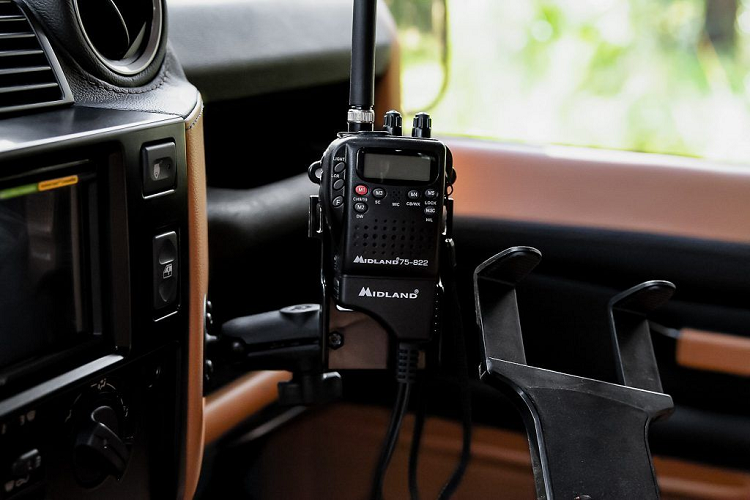 Đi kèm với đó còn là giá nóc và bộ lều di động tiện dụng. Chưa hết, mẫu SUV này còn được trang bị một bộ tiếp năng lượng mặt trời để cấp thêm nguồn điện cho xe.