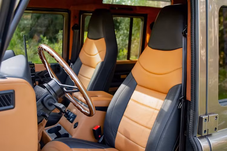 Ở phần đầu xe nổi bật với bộ lưới tản nhiệt cổ điển, cản dưới bằng tháp và đèn phụ trước lắp trên mái.